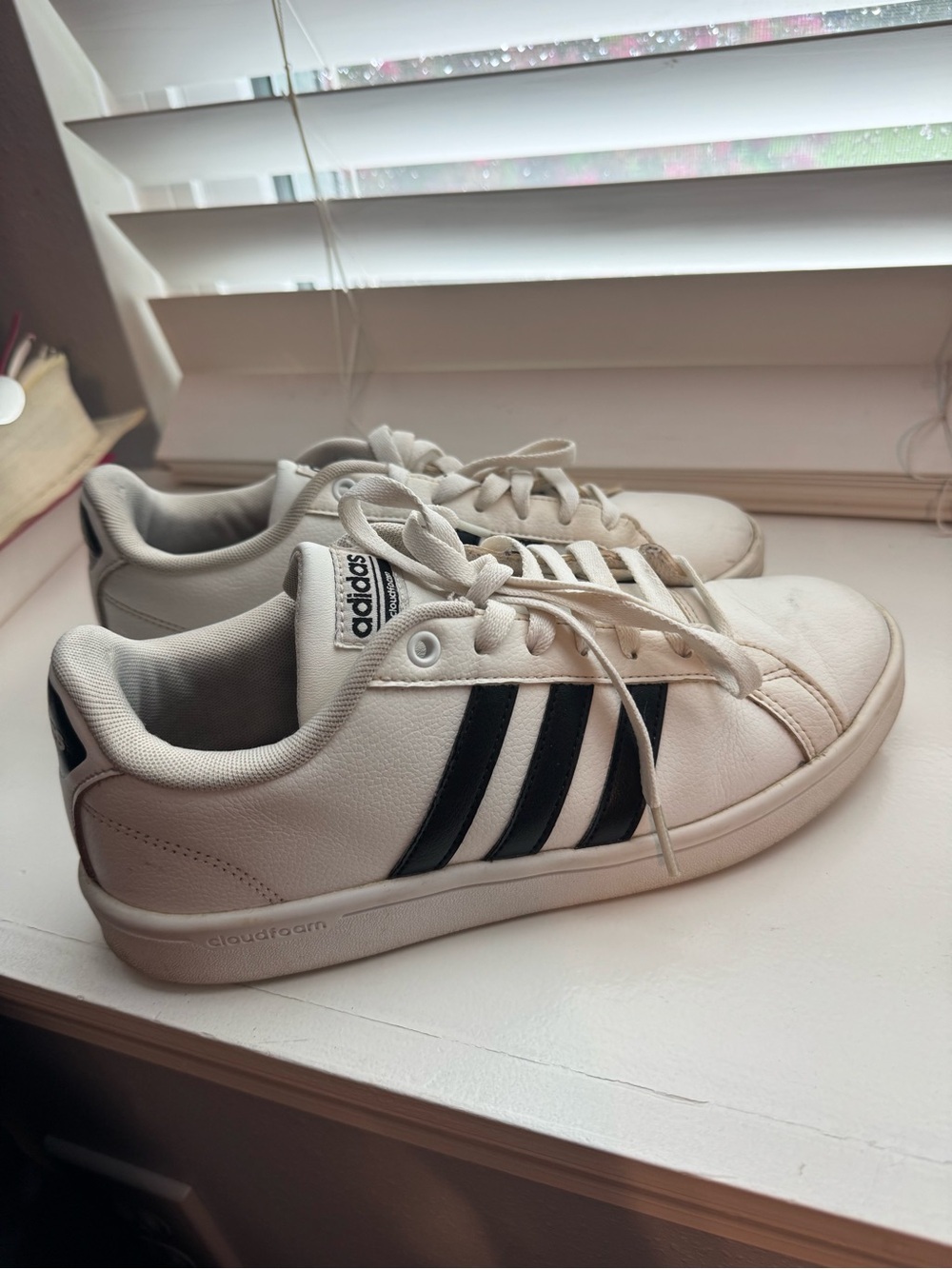 adidas White Sneakers w/ Black Stripes - Low Top Casual Trainers Sneakers Sz 7.5